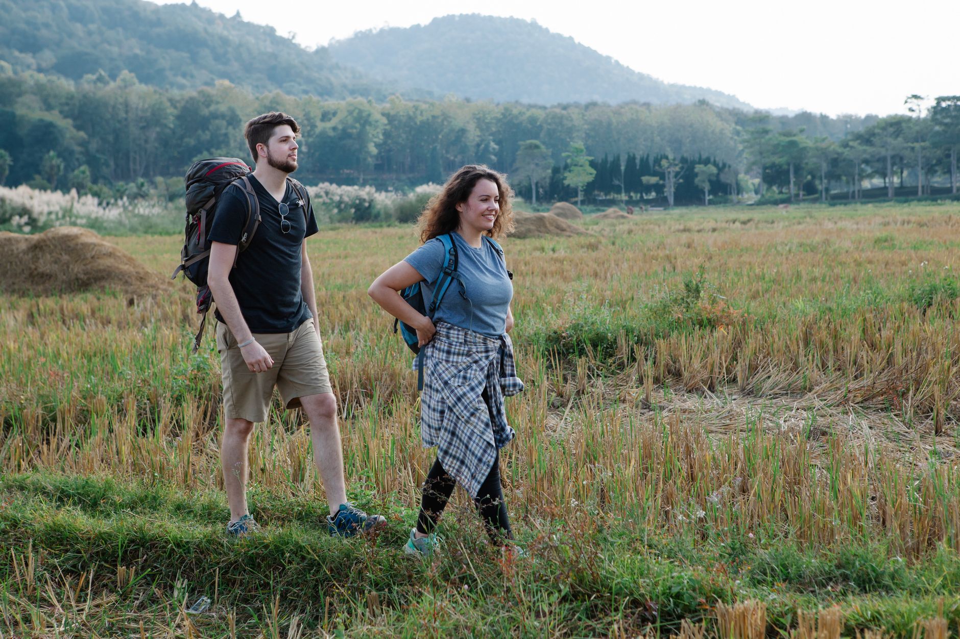 Casal de viajantes apreciando a vista das montanhas
